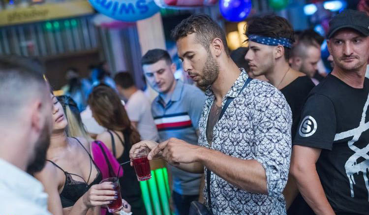 Andrew, alături de Diana, blonda care l-a vrăjit la Freddo