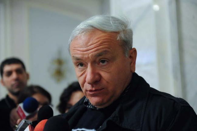 Averea reală a lui Aristotel Căncescu este cu mult mai mare decât se ştia iniţial, iar cea care l-a dat de gol este soţia lui, după ce i-a cerut în instanţă partajarea unui total de 12 milioane de euro.