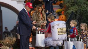 Melania și Donald Trump au avut un Halloween pe cinste! Cum au decorat Casa Albă și ce au primit copiii din partea lor