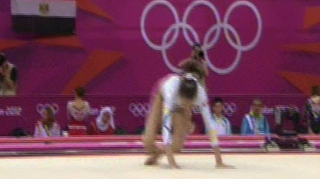 Larisa Iordache a strans din dinti si si-a inghitit durerea! Uite-o cum a evoluat la sol!