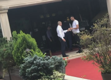 Cosmin Olătoriu a coborât la costum din Rolls și a dat bacșiș 50 €!