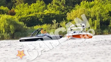 Olaroiu e seic in tara lui! Uite cu ce barca isi plimba familia la Snagov! I-a bagat pe toti la apa!