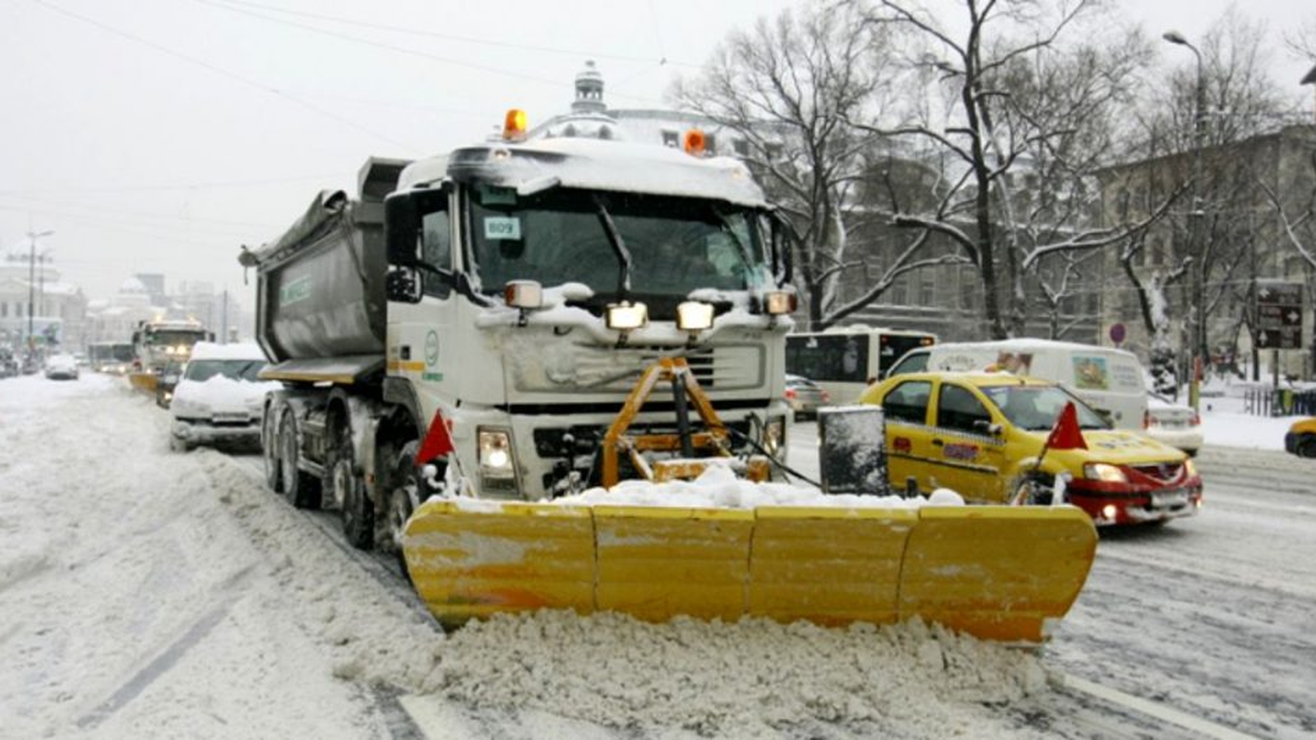 Primăria Capitalei e pe fază! 328 de utilaje sunt pregătite pentru ninsoare