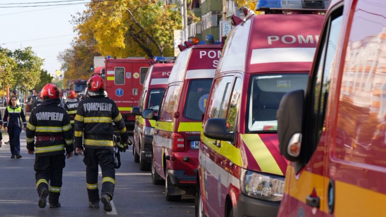Flăcări la etajul 4 într-un bloc din Arad. Locatarii au evacuat clădirea de urgenţă