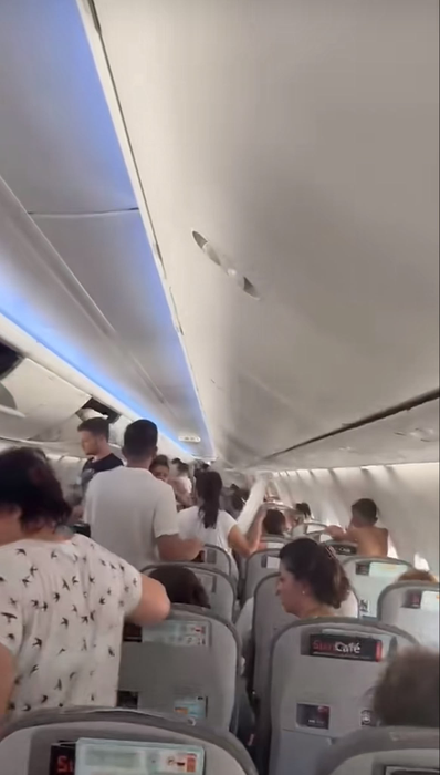 Pasagerii unui avion care trebuia să zboare în Antalya au trecut prin clipe grele. Blocați pe pistă, la 56 grade Celsius
