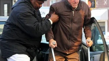 Robert de Niro, de nerecunoscut! Fotografiile în care apare vizibil îmbătrânit şi în cârje!