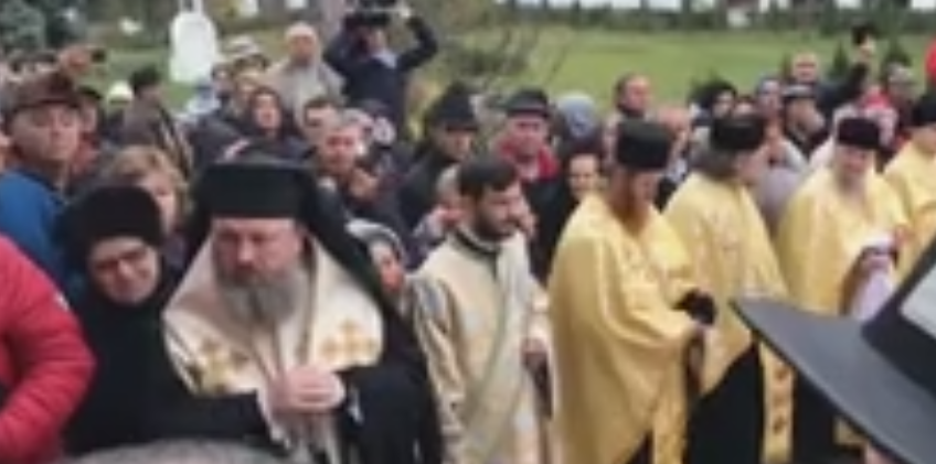 Ce a putut să facă un preot în timpul slujbei de înmormântare a Stelei Popescu! Credea că nu îl vede nimeni, dar…