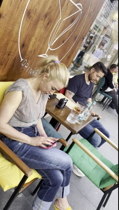 Jorge și soția lui, Ramona, stau pe telefoane, la o terasă din Calea Victoriei (Foto: CANCAN.RO)