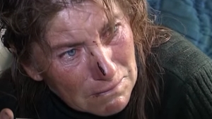 Doi tineri au fost prieteni la catarama pana intr-o noapte cand unul dintre ei a intrat in casa peste mama celuilalt! Ce i-a facut femeii e strigator la cer! VIDEO