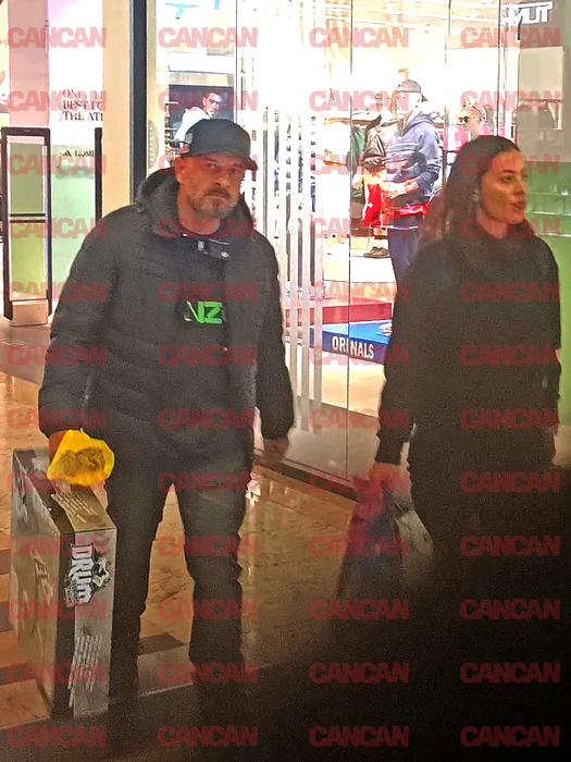 Uzzi împreună cu soția, la mall