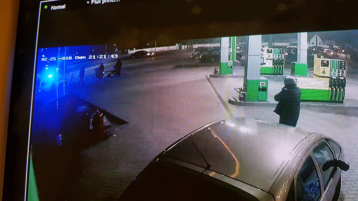 Momentul când mortul a căzut din mașină a fost surprins de camerele de supraveghere ale unei benzinării