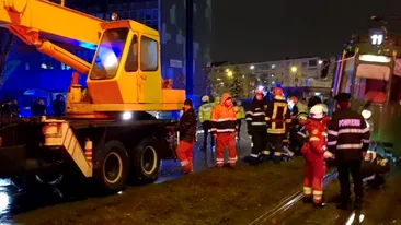 Scene înfiorătoare la Iași. Un bărbat a fost călcat de tramvai, iar cadavrul a fost scos cu o macara după 2 ore