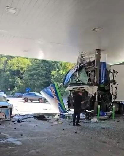 Pericol de explozie pe Valea Oltului! Un TIR a intrat într-o pompă de carburant, iar cabina șoferului este daună totală