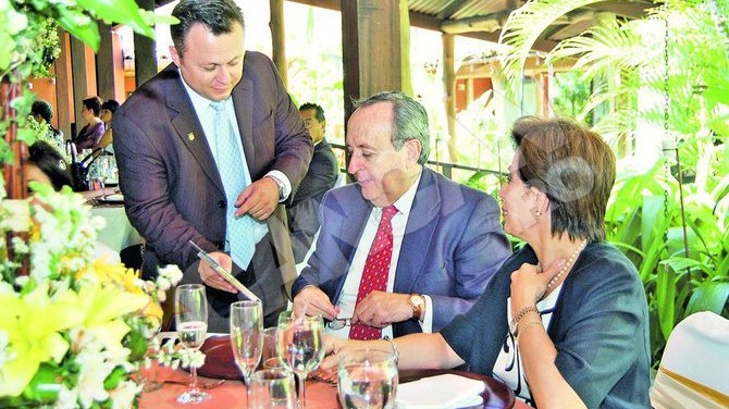 Dragos isi invita prietenii la masa, asa cum facea Ion Dolanescu! Isi comemoreaza tatal de ziua lui, in Costa Rica