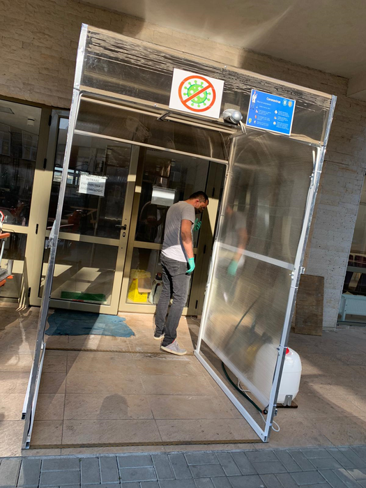 Poarta de dezinfectare realizată de student a fost deja instalată la una dintre intrările spitalului