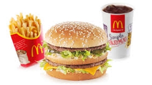 O tanara din Pitesti a cumparat un hamburger de la MC Donald's, dar ce a gasit in el este socant!Femeia a facut plangere la OPC!