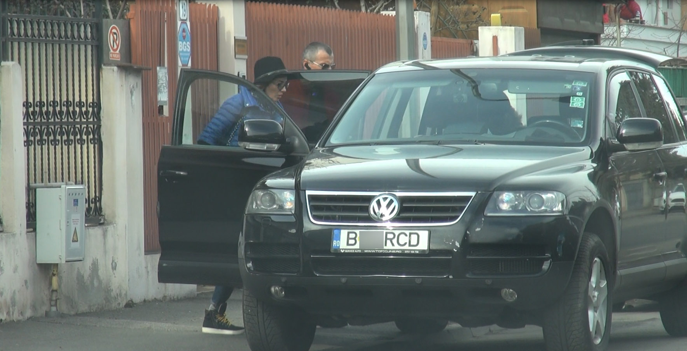 Cumnata Mihaelei Rădulescu intră singură în maşină în timp ce soţul ei îi deschide uşa surorii sale