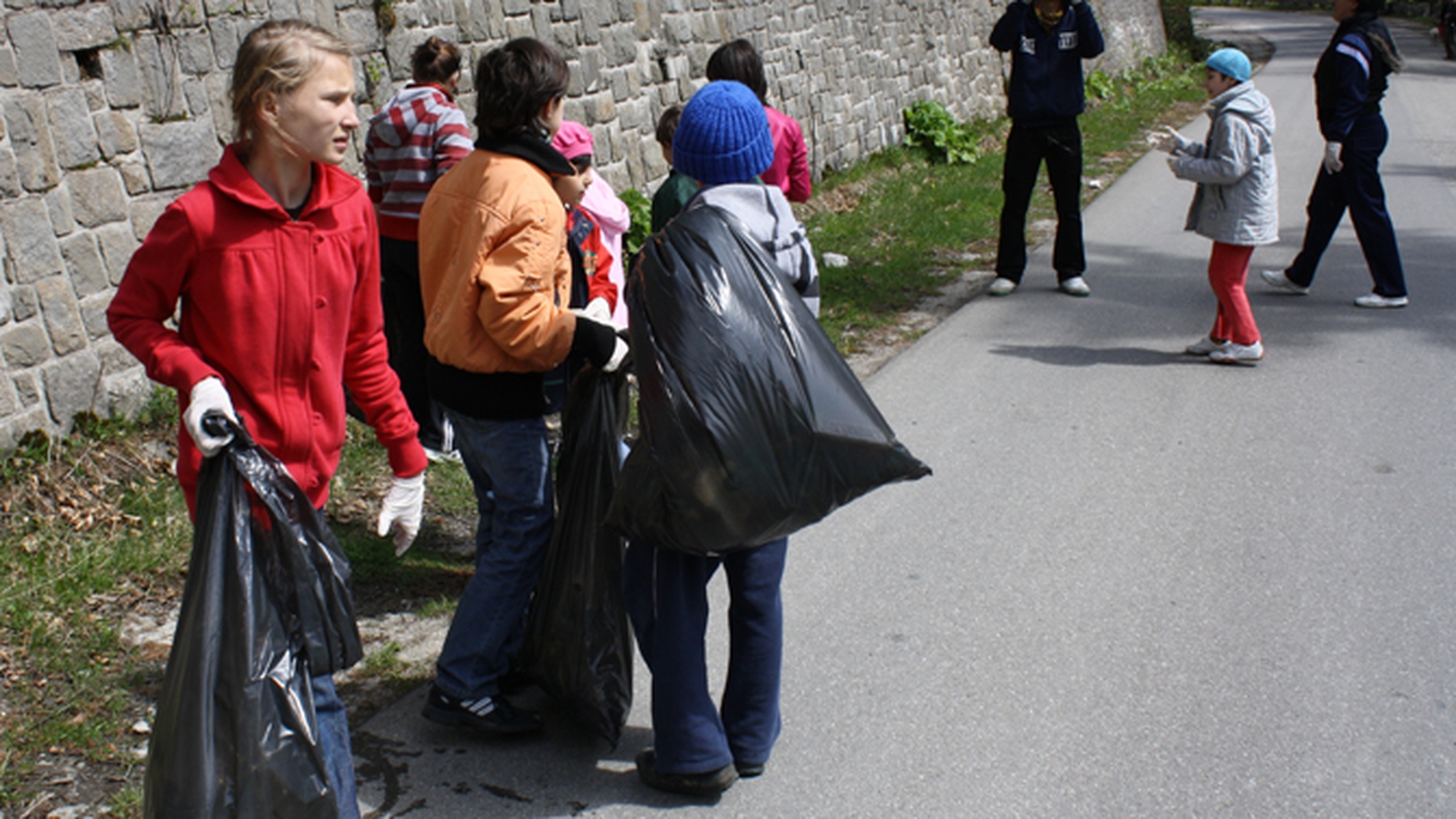 Orfanii din Sinaia au strans mizeria lasata de turisti la Cota 1.400