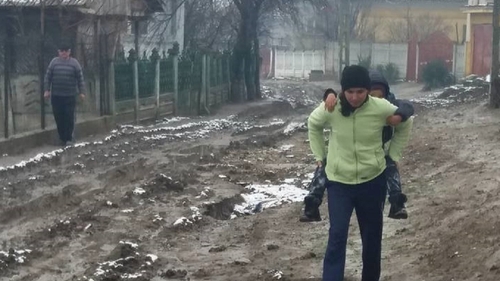 Imagini revoltătoare. Se întâmplă în Dolj. În acte stau la oraş, în realitate înoată în noroi până la genunchi pe străzi
