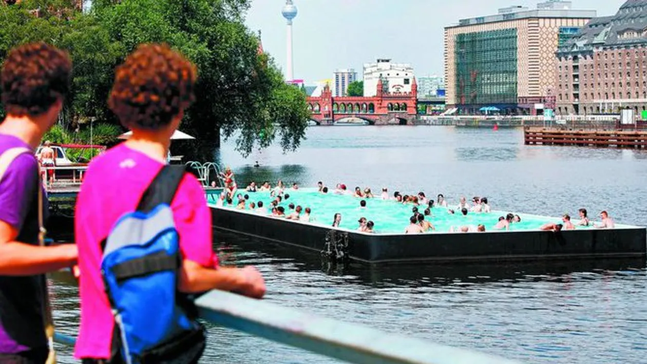 Au iesit cu piscina la plimbare!