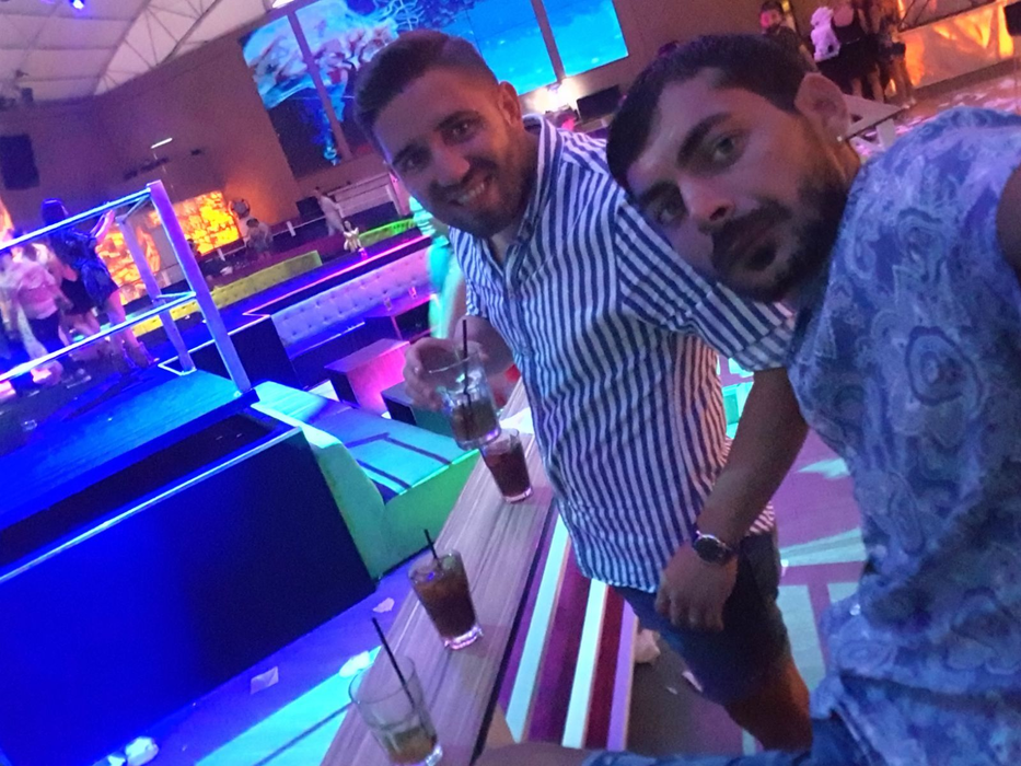 Acestea sunt fotografii realizate cu ţinuta pe care a purtat-o atunci când a fost refuzat de către bodyguarzii de la Fratelli şi Breeze