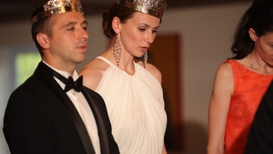 Si-a imbracat sotia in rochie de mireasa dupa ce a aflat ca a scapat de cancer. Sanmartean a facut nunta secreta in SUA