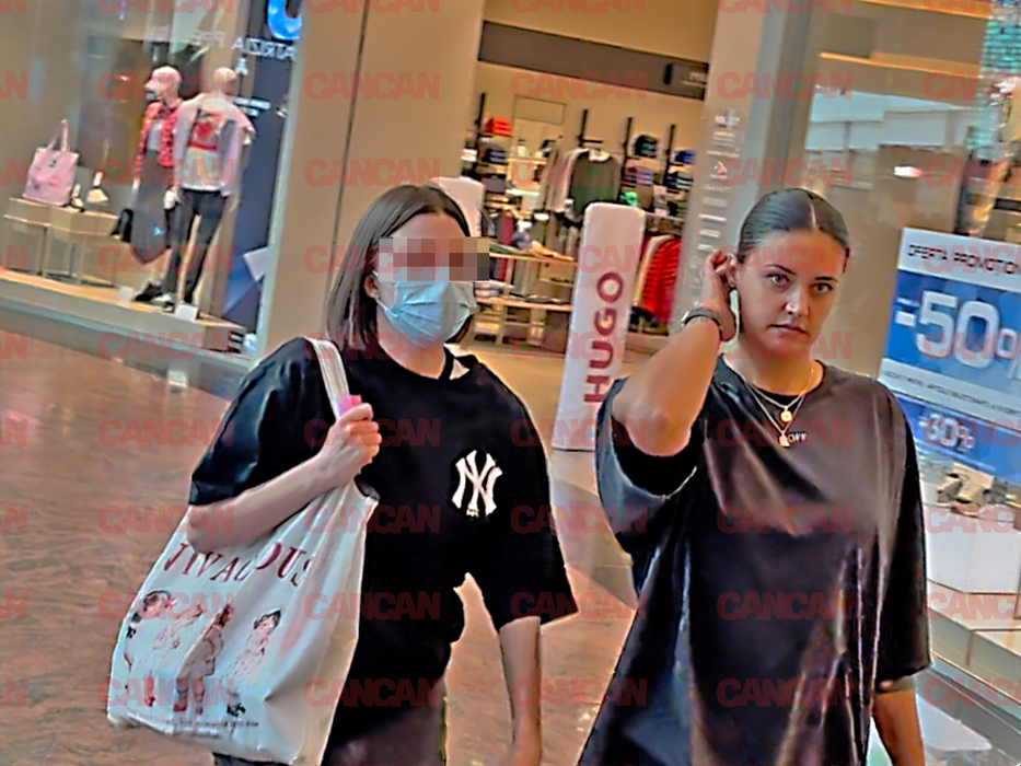 Antonia, la Mall Băneasa, cu o prietenă
