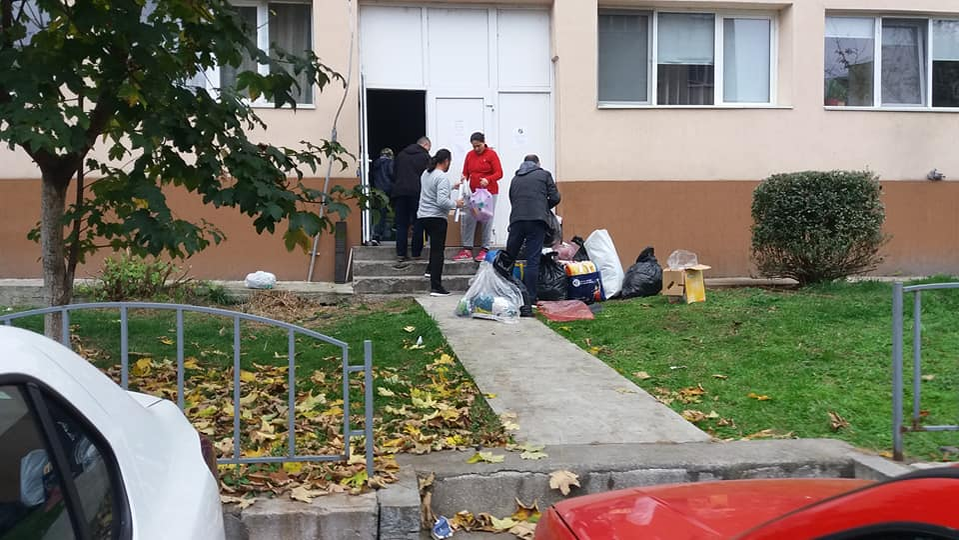 Chiar la parterul blocului unde locuieşte, comisarul-şef Eusebiu Predonescu a amenajat un depozit pentru a strânge haine, jucării şi alte bunuri primite din donaţii
