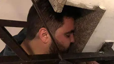 Florin Salam, fotografiat prăbușit pe trepte, în scara unui bloc