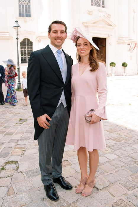 Pentru ceremonia religioasă, viitoarea Lady Di a României a îmbrăcat o rochie cu mâneci lungi