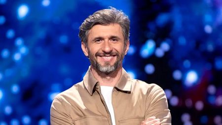 Dragoș Bucur a început munca de primăvară la țară! Actorul știe să manevreze un utilaj la care sigur nu te gândeai