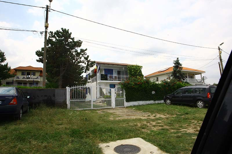 Casa Stelei Popescu, unde stătea la glume cu vecinii şi făcea poze cu fanii. Pe balcon se află carpeta care parcă prevestea moartea