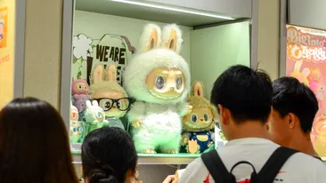 Noua ”religie” a generației Z dă toate brandurile peste cap! Ce își cumpără în 2025 consumatorii de TikTok