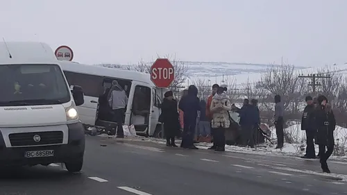 Accident grav în Vaslui! Un microbuz cu 18 pasageri s-a ciocnit cu o mașină