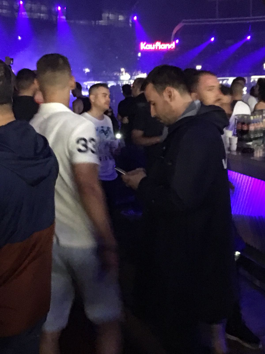 Adrian Cristea, apariție surprinzătoare la Untold! Cum s-a ferit “Prințul” de ploaia care nu a stricat cheful petrecăreților de la festival