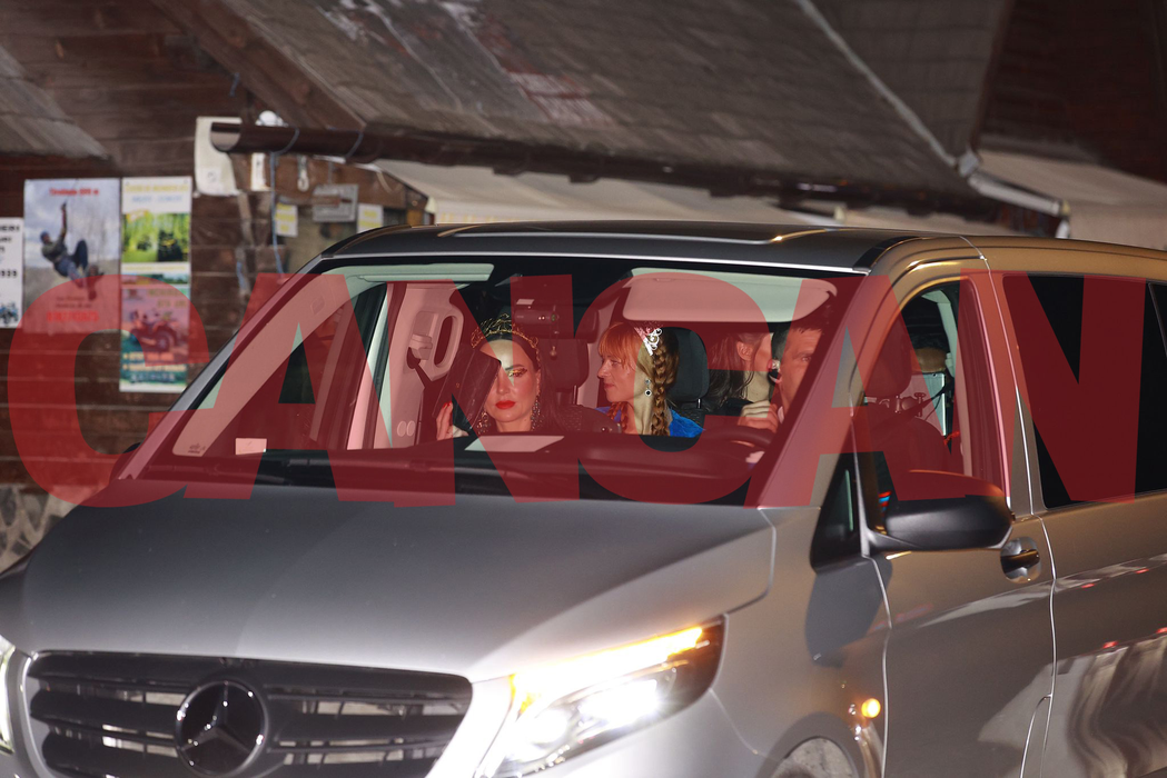 Parada ținutelor inedite! Invitații lui Musk ”fierb”! Începe mega-party-ul la Castelul Bran