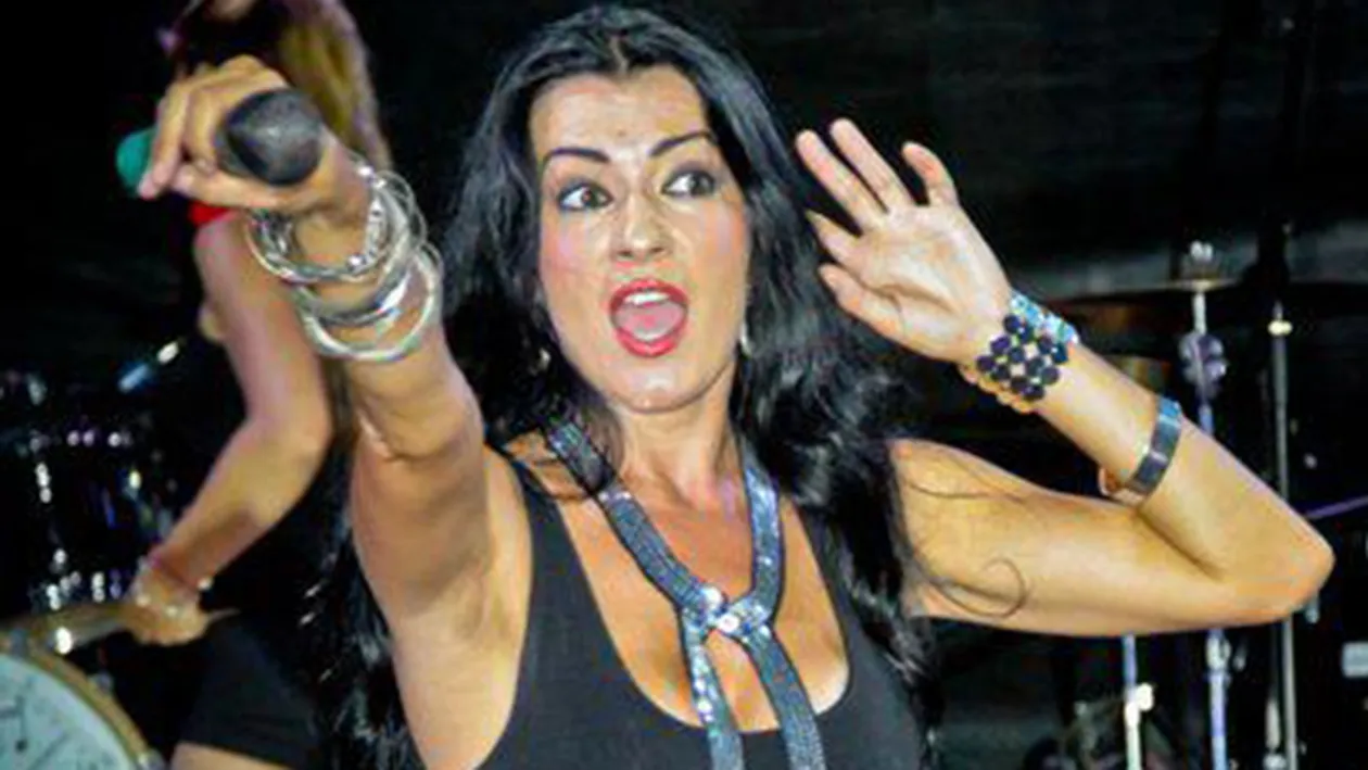 O faimoasa cantareata din Romania traieste un cosmar. Are ficatul dizlocat si rupt in doua locuri!