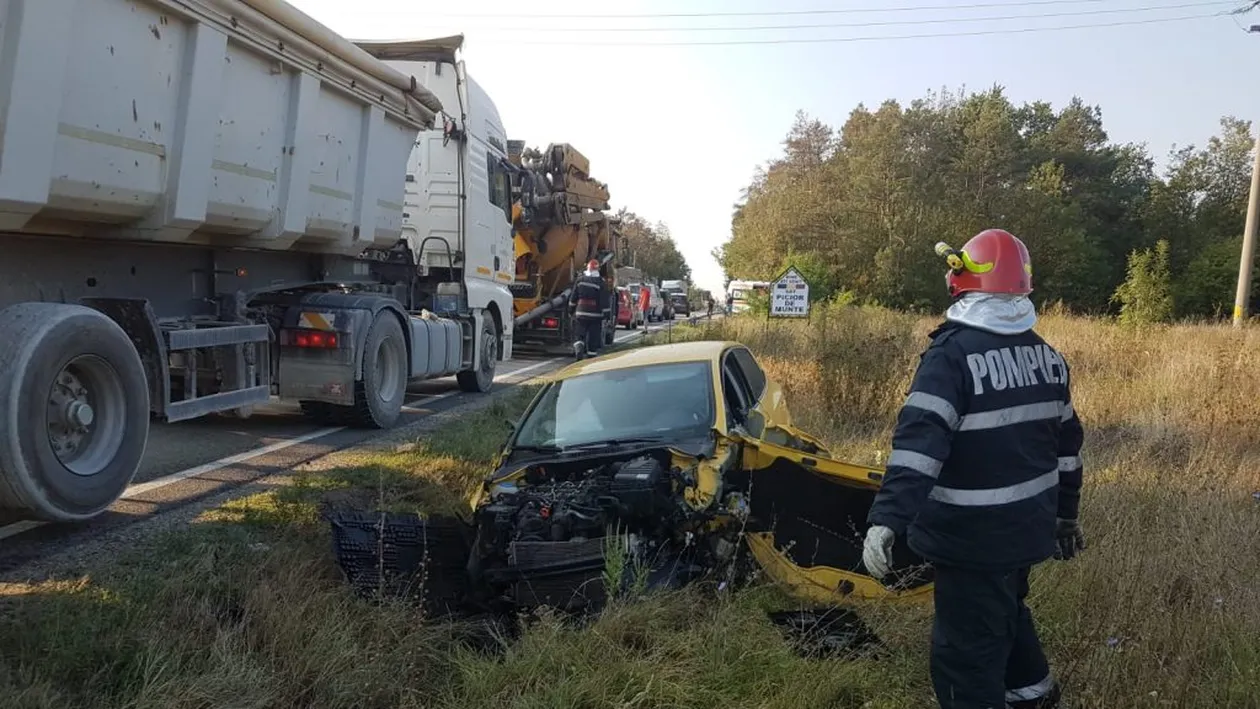 Accident în lanț produs de o șoferiță neatentă. Două mașini au ajuns în șanț, răsturnate