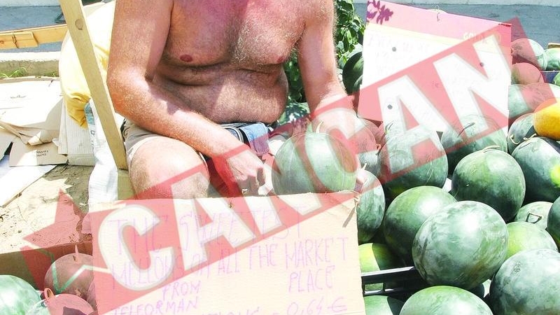 Un negustor de pepeni isi face reclama in limba engleza