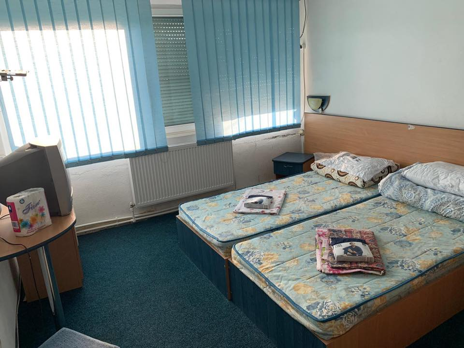 Dezastrul lăsat de românii care au stat într-un centru de carantină din Galați. Viceprimar: „Cine este om și cine câine?”. Imagini greu de privit