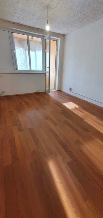 Orașul din România în care un apartament cu 2 camere se vinde cu 10.000 de euro. Are termopane, parchet, uși schimbate și multe alte îmbunătățiri