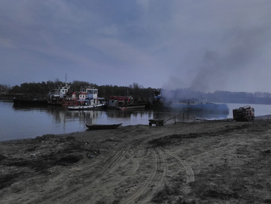 Incendiu puternic pe Dunăre, la o barjă cu bauxită. Pompierii s-au luptat minute în șir cu flăcările