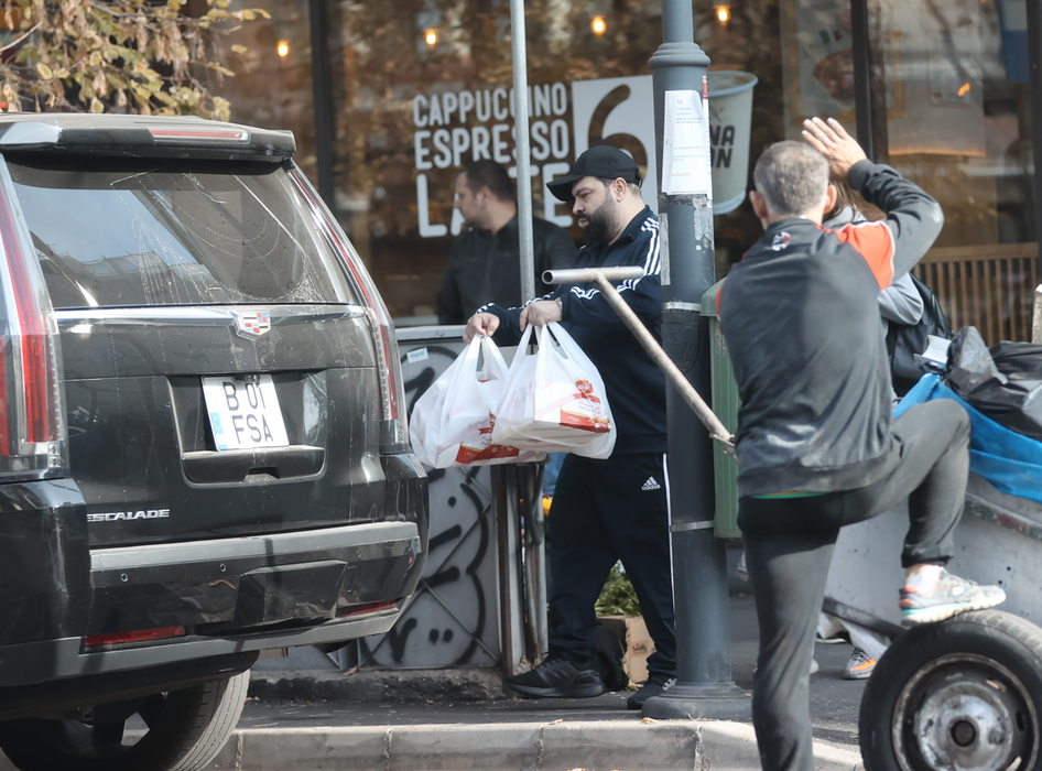 Florin Salam ajunge la mașină cu cumpărăturile (SURSA FOTO: CANCAN.RO)