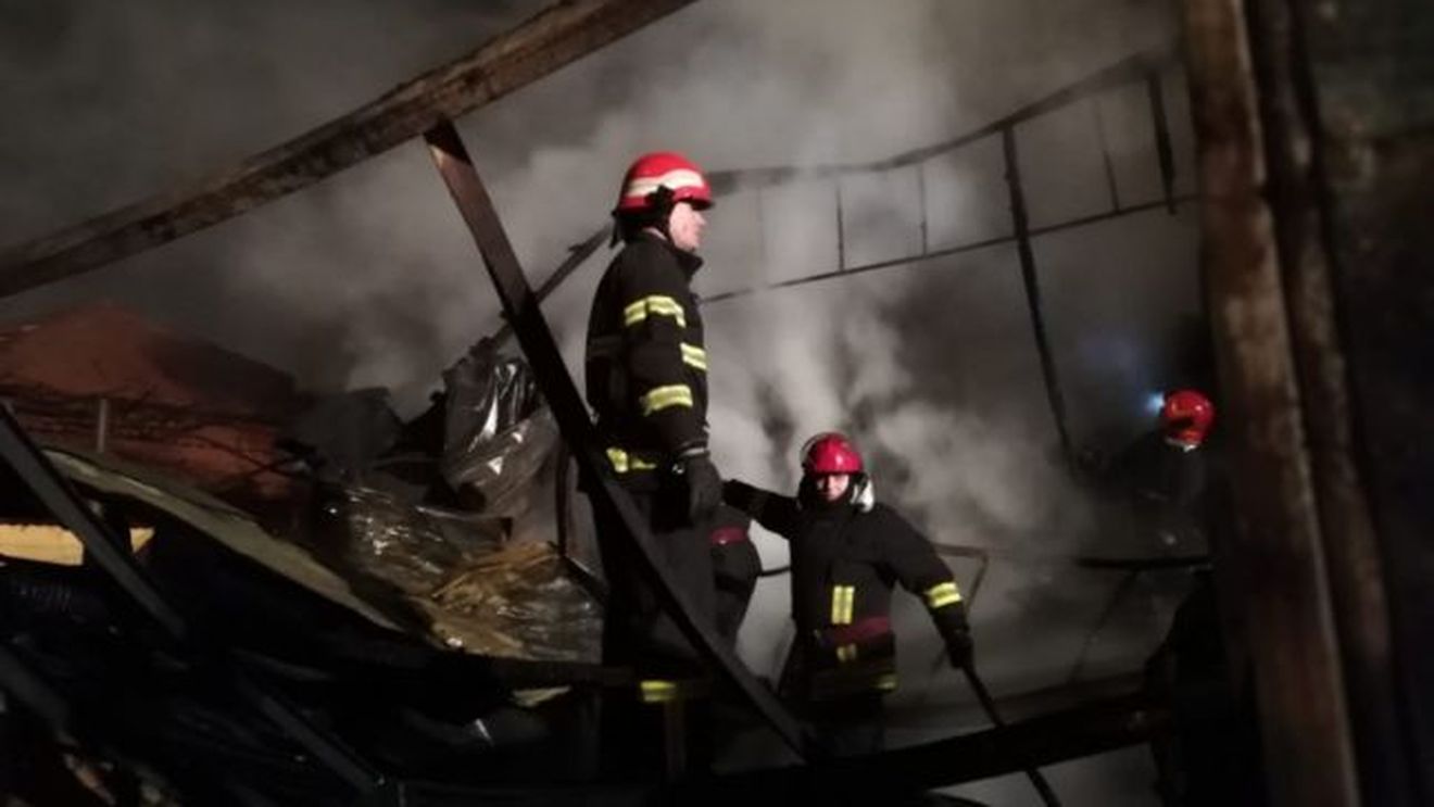 Un bărbat din Brașov a fost găsit carbonizat în anexa unei case cuprinsă de flăcări