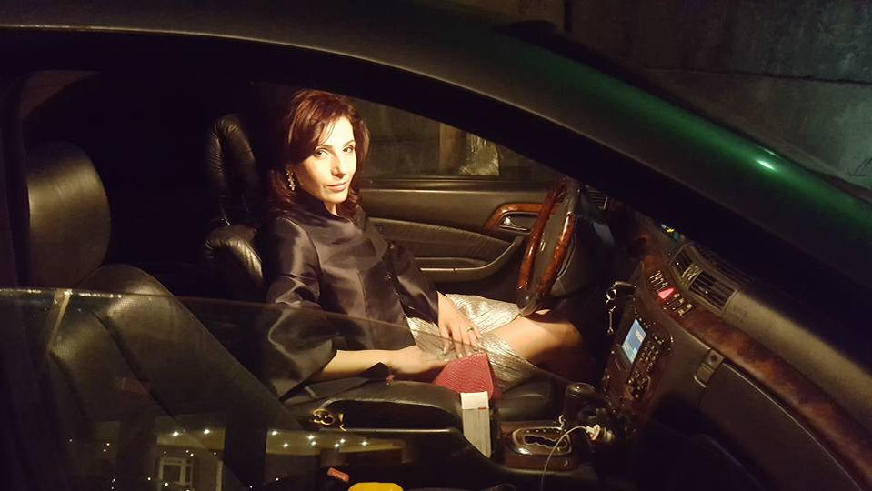 Bianca se îmbracă și în altfel de haine, nu doar în port popular