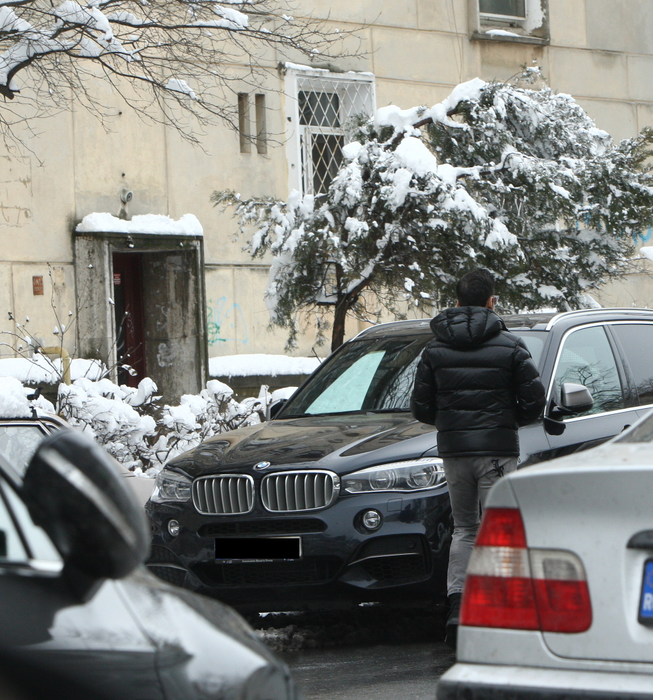 Ștefan Bănică se îndreaptă către mașina în care îl aștepta soția