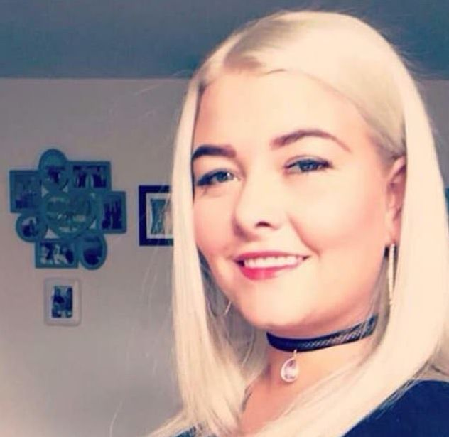 Un bărbat și-a bătut iubita și i-a spart trei dinți din cauză că a schimbat poza de pe Facebook și el nu mai apărea în ea