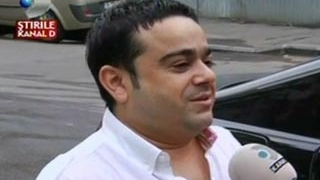 VIDEO Adi Minune, prins in mreje de o fata! Vezi cu ce ocazie i-a daruit un camion de trandafiri!