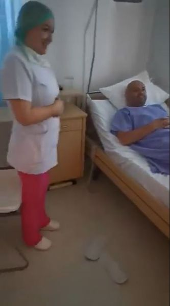 Mihai Mitoșeru, vizitat în spital de fosta soție, Naomi. Mama prezentatorului a suferit un șoc: “Eram în mașină, am crezut că mor”