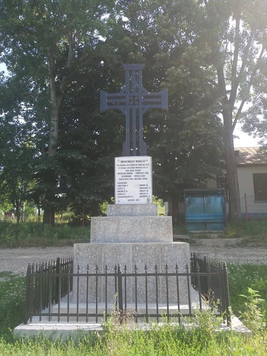 Monumentul ridicat în cinstea asfaltării stârnește controverse